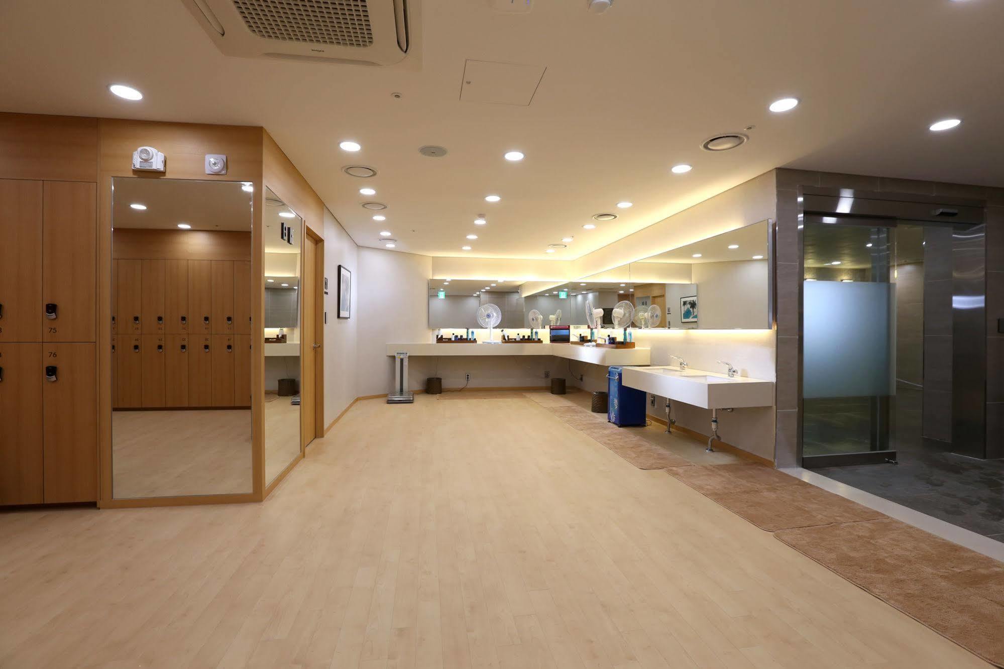 Seogwipo Js Hotel Bagian luar foto